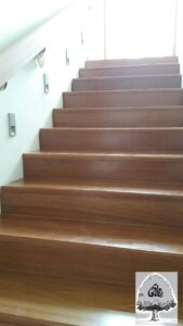 บันไดไม้เต็งทำสีสำเร็จ สีไม้สัก ลูกนอน ขนาด 30×330×1200ม.ม. ลูกตั้ง ขนาด 30×200×1200ม.ม. สีสันสม่ำเสมอ มองเห็นลายไม้ตามธรรมชาติ ทำสีสำเร็จจากโรงงาน ข้อเด่น ทำให้ไม้มีการบิด การโกร่ง การห่อตัวน้อยมาก ติดตั้งง่าย ติดตั้งด้วยระบบยึดแน่นด้วยกาวโพลียูรีเทน บ้านเดี่ยวเล่นระดับ โครงการ มูนแดนซ์ เขาใหญ่